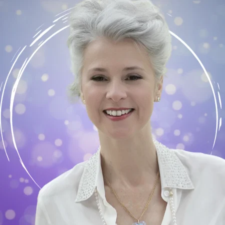 Happy Hypnoses - Birgit Alaya Brinkpeter Frau lächend vor lila Hintergrund