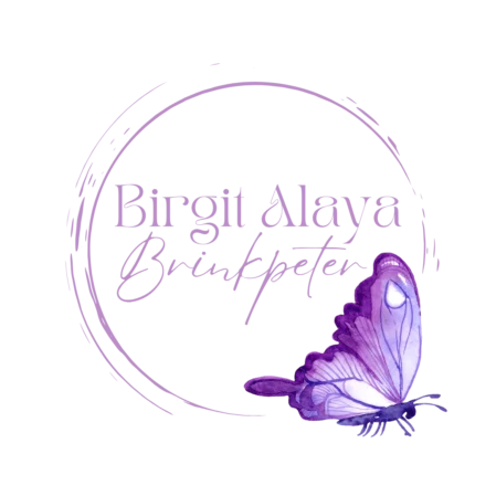 rundes Logo mit lila Schmetterling und Name Birgit Alaya Brinkpeter