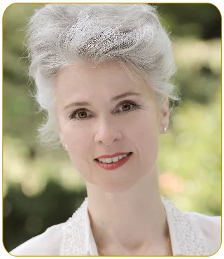 Simpson Protocol & Hypnose Therapeutin - Birgit Alaya Brinkpeter Portrait Frau vor grüner Natur